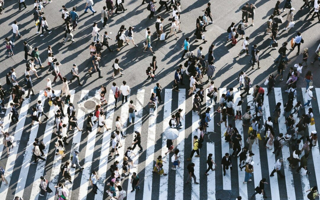 Vocea fără chip: Cum să învingi frica de critică (și de „gura lumii”)