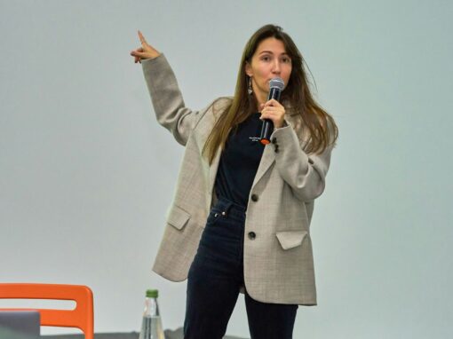 Ghidul beginnerului care nu vrea să se facă de râs: cum pregătești primul tău discurs în fața unui public